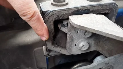 Визуальная проверка подушки двигателя