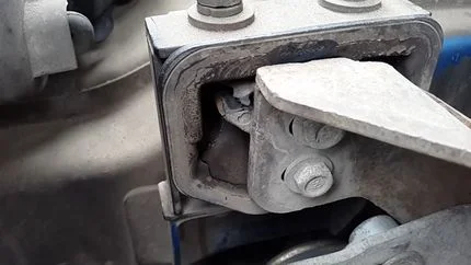 Проверка подушки двигателя