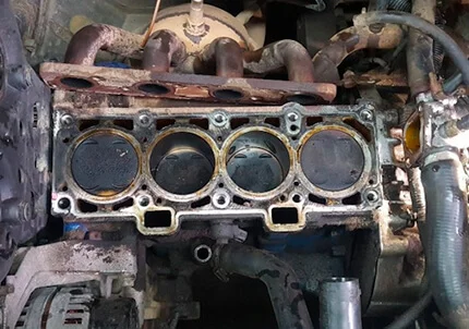 Следы от прогоревшей прокладки ГБЦ ВАЗ Прогорание прокладки ГБЦ ВАЗ 2107