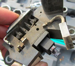 Изношенные щетки генератора Приоры