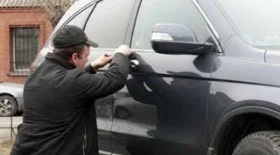 Как открыть машину если сел аккумулятор