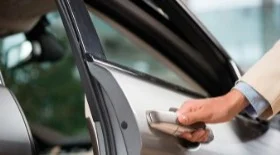 Не закрывается дверь автомобиля