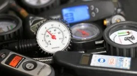 Какой манометр выбрать для измерения давления в шинах автомобиля
