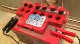 Почему при зарядке аккумулятора кипит электролит?