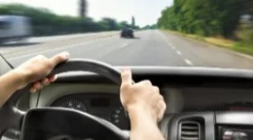 Кидает машину из стороны в сторону