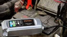 Автомобильный бустер для запуска двигателя