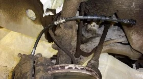 Замена тормозных шлангов на Ford Maverick