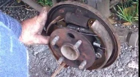 Замена задних тормозных колодок на Toyota Corolla E10