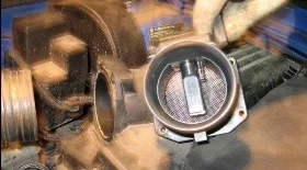 Замена датчика расхода воздуха на VW Golf 4 1.6 APF