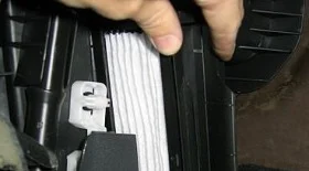 Замена фильтра салона на Renault Megane 2