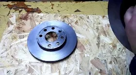 Замена передних тормозных дисков на Chevrolet Aveo