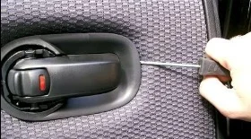 Снятие обшивки двери на Nissan Tiida