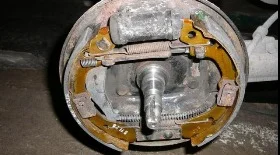 Замена задних тормозных колодок KIA Rio