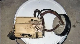 Снятие бензонасоса на Volkswagen Polo с двигателем 1,4 л. AEX