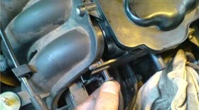 Снятие впускного коллектора Volkswagen Golf 4 1.6 AKL, AEH