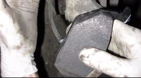 Замена передних тормозных колодок Volkswagen Golf 5-6