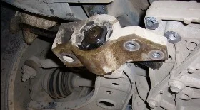 Замена сайлентблоков рычагов передней подвески VW Golf 5