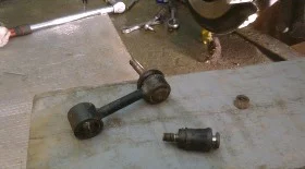 Замена стоек переднего стабилизатора Volkswagen Golf 5