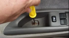 Снятие обшивки двери и замена стеклоподъемника Mazda MPV