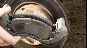 Замена передних тормозных колодок Mitsubishi Lancer 9