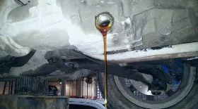 Замена масла в раздаточной коробке Mazda Familia/323