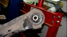 Замена заднего сайлентблока переднего рычага Nissan Qashqai