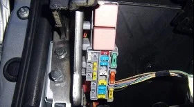 Где на Рено Меган блок предохранителей