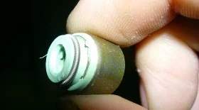 Замена маслосъемных колпачков Лансер 9