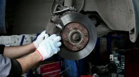 Переборка тормозного суппорта на Mitsubishi Lancer 9