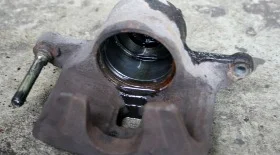 Обслуживание/переборка тормозных суппортов на Мицубиси Outlander XL