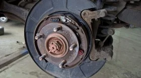 Замена задних тормозных дисков Mitsubishi Outlander XL