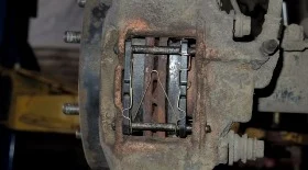 Замена задних тормозных колодок на Mitsubishi Pajero Sport