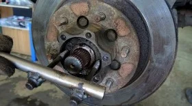 Замена передних тормозных дисков Mitsubishi Pajero Sport V6 3.0