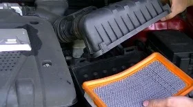 Замена воздушного фильтра Киа Спектра