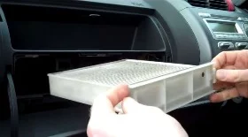 Как поменять салонный фильтр Хонда Фит (Джаз)