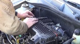 Замена воздушного фильтра Рено Клио