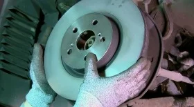 Замена передних тормозных колодок и дисков Тойота Авенсис