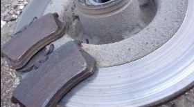 Замена задних тормозных колодок и дисков Рено Меган 3