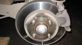 Замена передних тормозных колодок на Форд Фокус 3