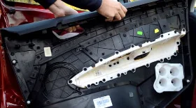 Снятие обшивки двери Пежо 308