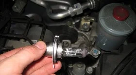 Замена лампы ближнего света Хонда СРВ 3