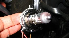 Замена лампы ближнего света Хендай Акцент