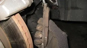 Замена передних колодок Тойота РАВ 4 2013 года