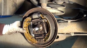 Замена задних тормозных колодок Поло Седан