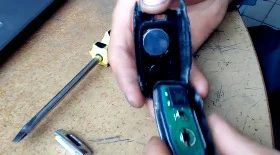 Замена батарейки в ключе Киа Соул