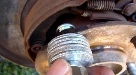 Замена колесной шпильки Киа Соул