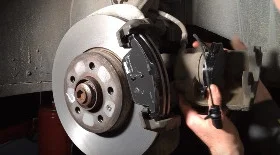 Замена передних тормозных колодок и дисков Ауди А4 B8