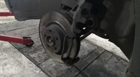 Замена передних тормозных колодок на Mercedes GLK 220