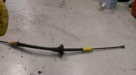 Замена тросика ручного тормоза Рено Трафик