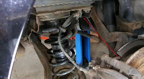 Замена задних тормозных шлангов Ford Mondeo